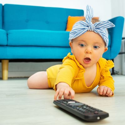 Αναρωτιέστε αν κάνει για τα παιδιά κάτω των 12 μηνών να δουν τηλεόραση;