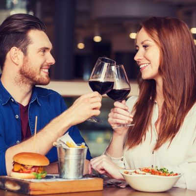 Κάντε τα ραντεβού εβδομαδιαία συνήθεια: 5 ιδέες για να κρατήσετε τον γάμο σας «ζωντανό»