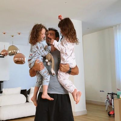 «Περιμένοντας την αστραπή»: Ο Σάκης Τανιμανίδης και οι κόρες του κάνουν τον φόβο τους παιχνίδι