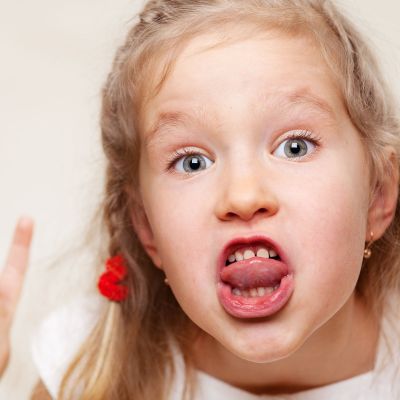 Βρομόλογα: Γιατί οι γονείς είναι πιο επιεικείς με τα παιδιά τους όταν λένε «κακές» λέξεις