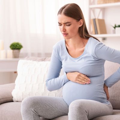 Πόνος στα πλευρά κατά τη διάρκεια της εγκυμοσύνης; Τι είναι φυσιολογικό και πότε να ανησυχήσεις