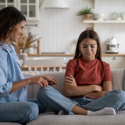 Τι χρειάζονται πραγματικά οι έφηβοι από τις μαμάδες τους — και δεν το λένε ποτέ