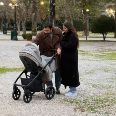 Μικρές στιγμές ευτυχίας: Ο Ανδρέας Γεωργίου και η Σιμώνη Χριστοδούλου βόλτα με την κόρη τους