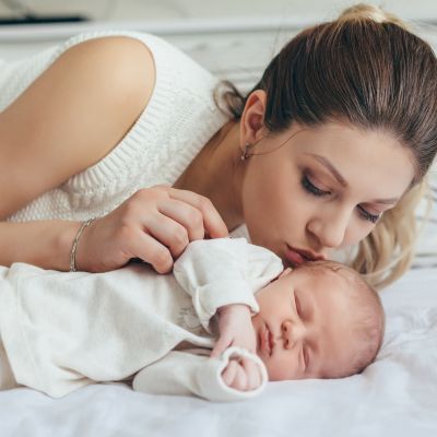 Γιατί η ξεκούραση μετά τον τοκετό είναι ιατρική ανάγκη και όχι πολυτέλεια