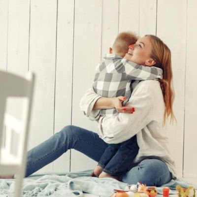 «Μαμά, πονάει ο λαιμός μου»: Τι σημαίνει και τι κάνουμε