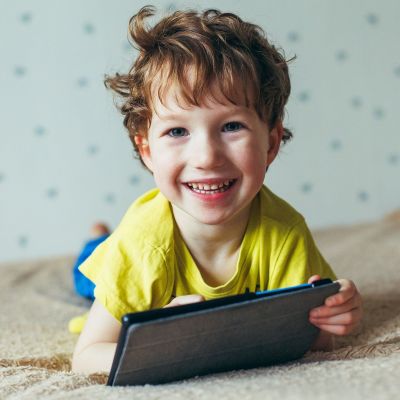 Ο υπερβολικός χρόνος μπροστά σε οθόνες μπορεί να περιορίσει το λεξιλόγιο των νηπίων