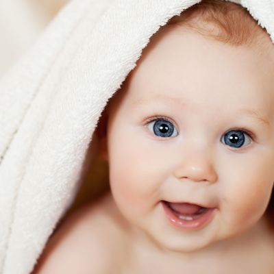 Γιατί τα μωρά βλέπουν θολά – και πώς αυτό βοηθά τον εγκέφαλό τους