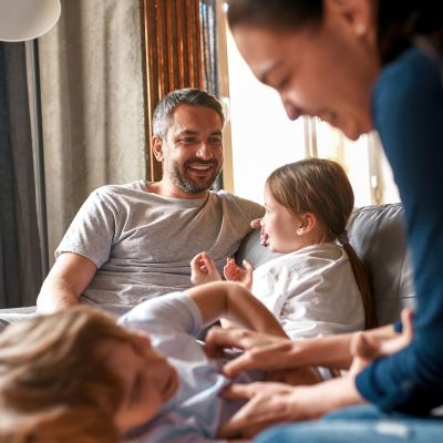 Πώς η γονεϊκότητα συνδέεται με καλύτερη εγκεφαλική υγεία αργότερα στη ζωή