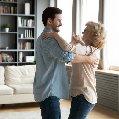 Η εφηβεία διαρκεί μέχρι τα 30 – Πώς λοιπόν πρέπει οι γονείς να φέρονται στα ενήλικα παιδιά τους;