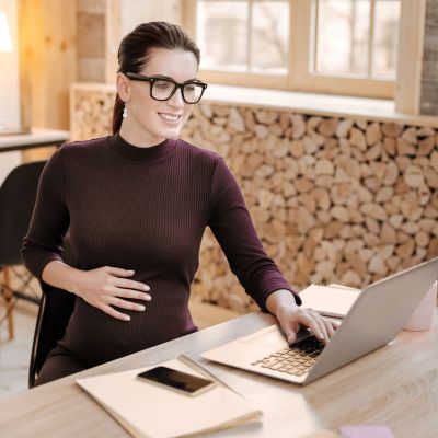 Υψηλή μυωπία και εγκυμοσύνη: Τι πρέπει να ξέρουν οι μέλλουσες μαμάδες για τον φυσιολογικό τοκετό