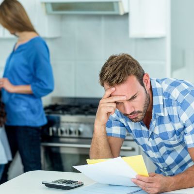 Γονείς υπό πίεση: Πώς το κόστος φροντίδας των παιδιών επηρεάζει την ψυχική τους υγεία