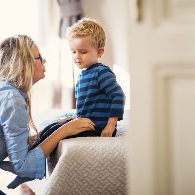 Γιατί τα παιδιά 3–4 ετών σας αγνοούν και πώς να τα αντιμετωπίσετε με ψυχραιμία