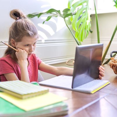 Η επίδραση της τεχνολογίας στη γλώσσα: Πώς αλλάζει τον τρόπο που μιλούν και γράφουν τα παιδιά