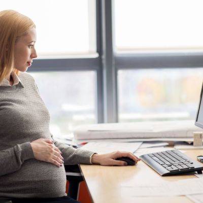 Εργασία και εγκυμοσύνη: Πώς να μειώσετε την κόπωση, τη ναυτία και το στρες