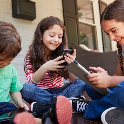 Μεγαλώνοντας παιδιά στον ψηφιακό κόσμο:  πώς μειώνουμε τον φόβο και αυξάνουμε την προστασία