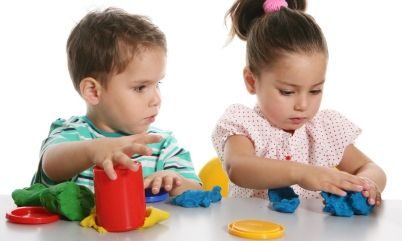 Δραστηριότητες για να παίζουν μαζί τα παιδιά σας