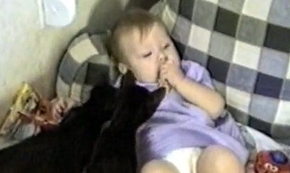 Βίντεο: Όταν μωρό και γάτα τρώνε μαζί!