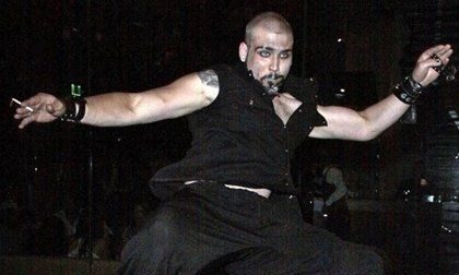 Ποιος είναι ο διάσημος πατέρας αυτού του τρομακτικού τύπου;