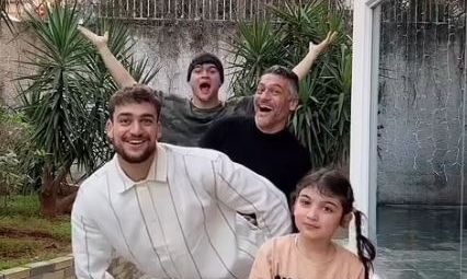 Kritikos Famiy: Ο Στέλιος Κρητικός με τα τέσσερα παιδιά του σε μια αυθόρμητη selfie