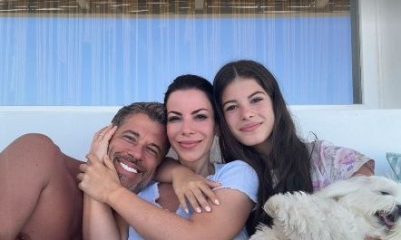 Χάρης Βαρθακούρης: Η selfie με την Αντελίνα και την κόρη τους πριν το τέλος των διακοπών