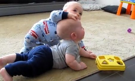 Βίντεο: Δείτε δύο μωρά να... παλεύουν!