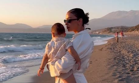 «Εργασία και χαρά»: Ο γιος της Ελένης Φουρέιρα βοηθάει στο πλύσιμο του αυτοκινήτου