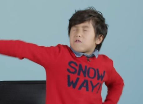 Παιδιά δοκιμάζουν Χριστουγεννιάτικα φαγητά του κόσμου: αυτές είναι οι αντιδράσεις τους (vid)