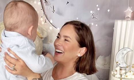 Ανίτα Μπραντ: Ο γιος της έκανε τα πρώτα του βήματα στο σαλόνι που θυμίζει playroom