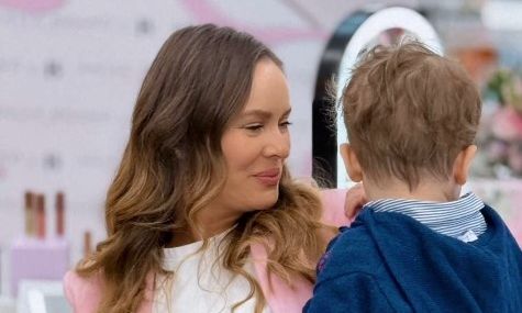 Πώς ετοίμασε η Ανίτα Μπραντ το πάρτι του Χρήστου: DIY προσκλητήριο με AI και δεκάδες μπαλόνια