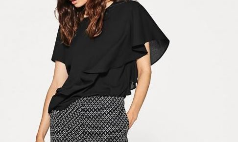 Μαύρο κοντομάνικο τοπ: Από τα βασικά κομμάτια της γυναικείας γκαρνταρόμπας