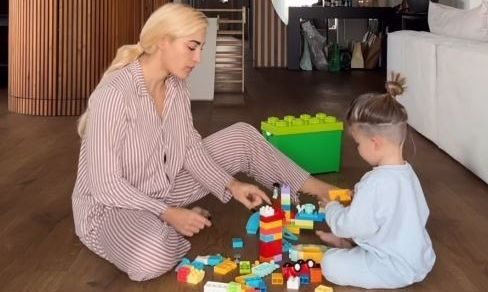 Πάρης Αλεξάνδρου: Πήρε πατίνι για να πηγαίνει στο σχολείο- Δεν ήταν, όμως, ο μόνος που ενθουσιάστηκε