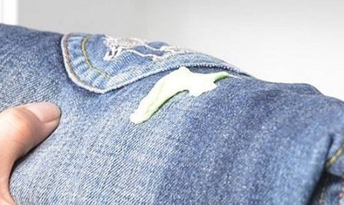 Κόλλησε τσίχλα στο αγαπημένο μου ρούχο. Τι μπορώ να κάνω;