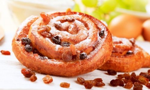 Νόστιμα σιροπιαστά ρολάκια με σταφίδες