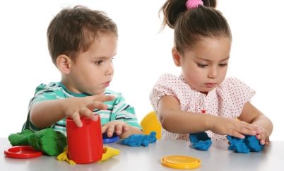 Δραστηριότητες για να παίζουν μαζί τα παιδιά σας