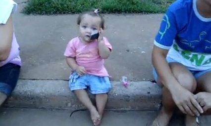 Βίντεο: Η κουβέντα μιας πιτσιρίκας με τον μπαμπά της στο τηλέφωνο!