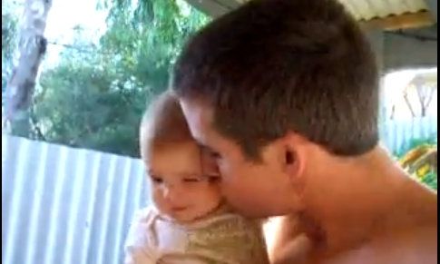 Βίντεο: Ο Jade λέει «μαμά» για πρώτη φορά