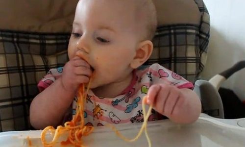 Βίντεο: «Μμμμ… λαχταριστά μακαρόνια»