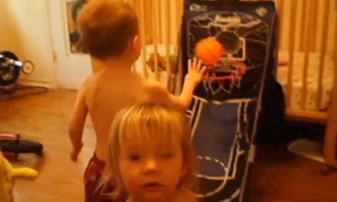 Βίντεο: Όταν τα παιδιά παίζουν… μπάσκετ!