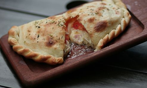 Υπέροχο calzone με τυρί κρέμα και σάλτσα ντομάτας!