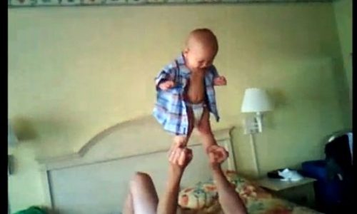 Ακροβατικά κόλπα από μωρό 7 μηνών!