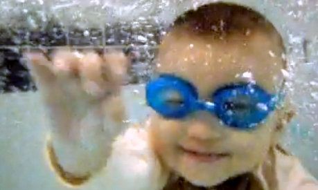 Video: Είναι 16 μηνών και κολυμπάει μόνος του!