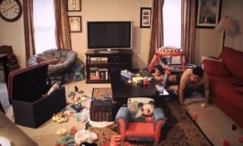 Η μαμά λείπει! Δείτε τι κάνουν μπαμπάς και γιος!