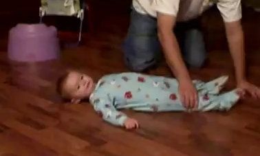 Βίντεο: Το… σπινάρισμα ενός μωρού!