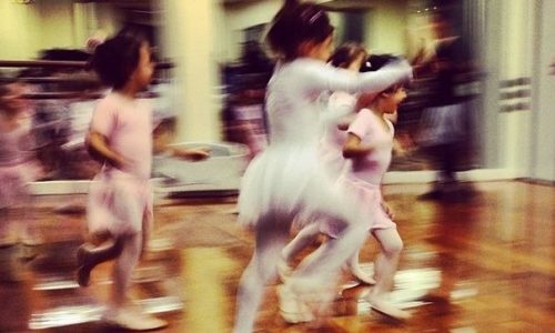 Ποιά διάσημη μαμά φωτογραφίζει την μικρή της μπαλαρίνα;