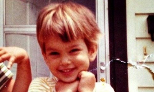 Αυτό το κοριτσάκι έγινε supermodel και η ομορφότερη γυναίκα στον κόσμο. Ποια είναι;