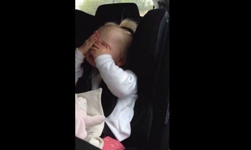 Δείτε την πιο μικρή θαυμάστρια του Εντ Σίραν! (βίντεο)