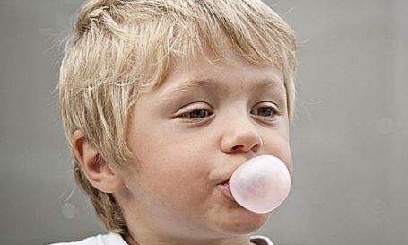 Το  παιδί μου κατάπιε τσίχλα! Τι να κάνω;