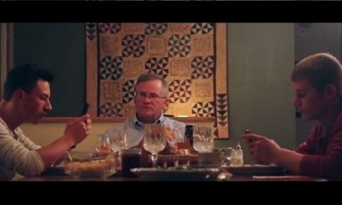 Δείτε τι γίνεται όταν αυτός ο πατέρας ζητά το αλάτι από τον γιο του! Θα κλάψετε από τα γέλια. (βίντεο)