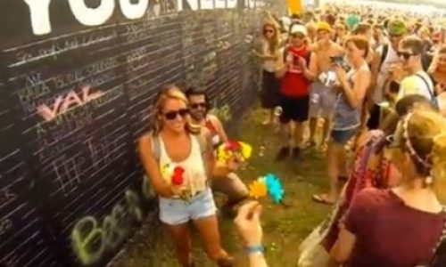 Δεν μπορούσε να φανταστεί γιατί τόσοι άγνωστοι της πρόσφεραν λουλούδια… (video)