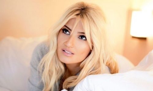 Φαίη Σκορδά: Δείτε τι φοράει λίγο πριν βγει έξω την Πρωτοχρονιά! (εικόνα)